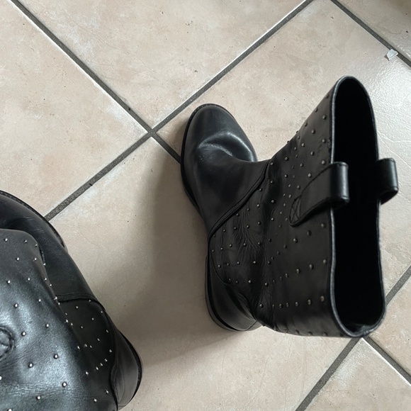 Boots - Picture 5 of 9